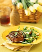 Filet Mignon mit Prosciutto, garniert mit Salat