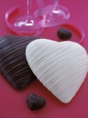 weiße und dunkle Schokoladenherzen zum Valentinstag