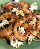 Shrimps with chives, onions, garlic and popcorn