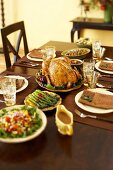 Herbstlich gedeckter Tisch mit Truthahn zu Thanksgiving (USA)