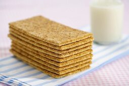 Viele Graham Cracker, gestapelt, Glas Milch im Hintergrund