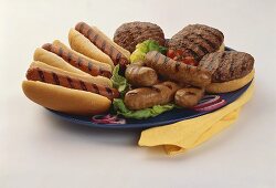 Grillplatte mit Hot Dogs, Würstchen und Hamburger