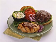 Hamburger und Hähnchenbrust mit Barbecuesauce und Coleslaw