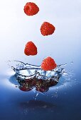 Himbeeren fallen ins Wasser