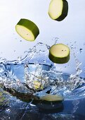 Zucchinischeiben fallen ins Wasser