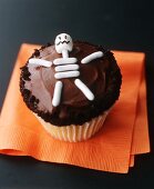 Cupcake mit Skelett für Halloween