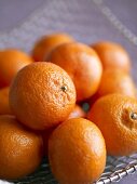 Mandarinen im Drahtkorb