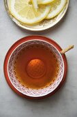 Eine Tasse Tee mit Zitronenscheiben