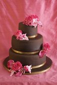 Schokoladen-Hochzeitstorte mit pinkfarbenen Rosen