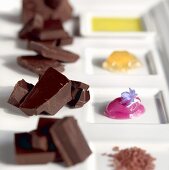 Schokolade mit Beilagen (Rosengelee, Ingwergelee etc.)