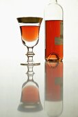 Roseweinglas und Flasche