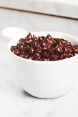 Chocolatechips in Tasse