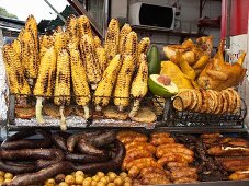 Gegrillte Lebensmittel auf einem Markt (Bogota, Kolumbien)