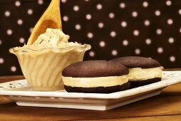 Schokoladen-Erdnussbutter-Whoopie Pies und Erdnussbutterfüllung (USA)
