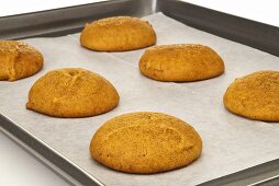 Gebackene Hälften von Kürbis-Whoopie Pies auf Backblech