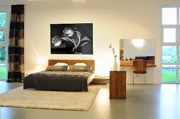 Moderner grosszügiger Schlafraum mit Doppelbett, Wandbild & modernem Frisiertisch