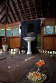 Ein Badezimmer in einer indischen Holzhütte