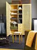 Rattan Kleiderschrank mit geöffneter Tür und Hocker mit Geflecht