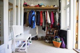 Garderobenraum - Kleiderstange mit Hutablage und weiße Holzsitzbank