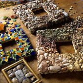Bastelarbeiten- Bilderrahmen aus verschiedenen Steinen und Glasperlen