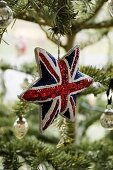 Englische Fahne auf Weihnachtsstern am Tannenzweig