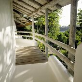 Haus mit rustikalem überdachten Balkon und Blick in Garten