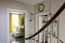 Elegantes Treppenhaus mit offener Tür und Blick in den Wohnraum