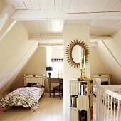 Schlafzimmer mit zwei Einzelbetten in einem deutschen Reetdachhaus aus dem 19. Jh., in skandinavischem Stil eingerichtet