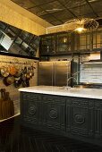 Offene Küche und Küchenblock im traditionellen Stil mit Kunstlicht