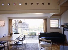 Sitting room with dining table and chairs