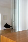 Blick durch offene Glastür auf Stuhl im Bauhausstil