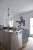Graue Kochinsel mit Spüle und Spülmaschine in moderner Küche