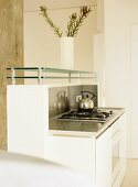 Weisser Küchenblock mit Gaskochfeld und Thekenaufsatz aus Glas