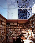Arbeitsecke im offenen Raum mit Blick auf Galerie und geparkten Fahrrädern