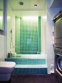 Bad mit eingelassener Badewanne und Mosaikfliesen
