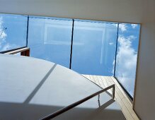 Blick in den Himmel, Treppenhaus mit verglastem Dach