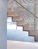 Zeitgenössische Treppe mit Metallgittergewebe als Treppenraumabtrennung