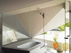 Badewanne an Fensterecke unter dramatischer futuristischer Decke