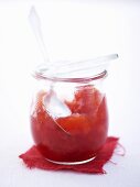 Erdbeermarmelade im Glas mit Löffel