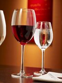 Rotweinglas und Wasserglas auf Tisch im Restaurant