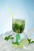 Mojito im Glas auf Eiswürfeln