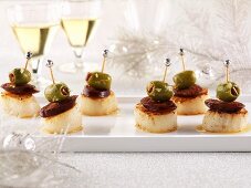 Jacobs muscle-chorizo skewers with green olives