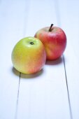 Zwei Äpfel der Sorte 'Braeburn'