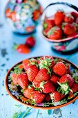 Frische Erdbeeren auf buntem Teller