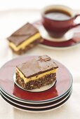 Continental Slice (Schokoladen-Vanille-Schnitte) und Kaffee