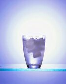 Ein Glas stilles Wasser mit Eiswürfeln