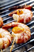 Barbecued shrimp kebabs with apricots