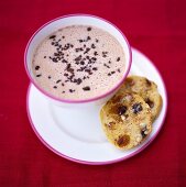 Kakao mit Schokostückchen in Trinkschale und Früchtebrot