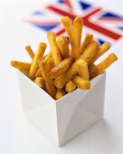 Frittierte Käsesticks, im Hintergrund die englische Flagge