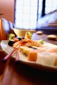 Verschiedene Sushi auf Platte in Sushi-Bar